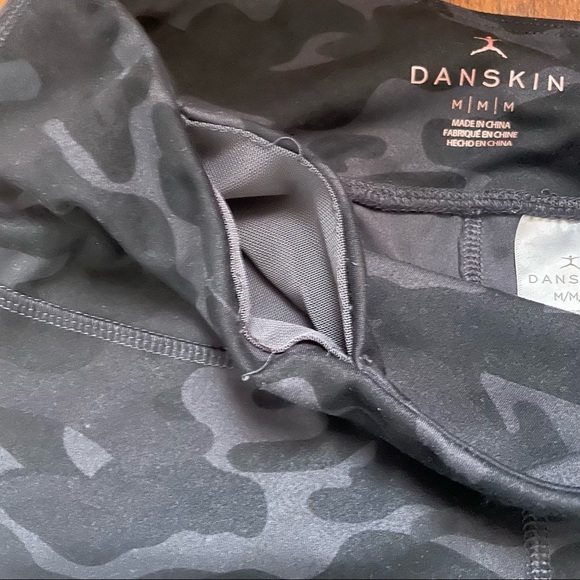 Danskin camo leggings with cellphone pocket - Picture 2 of 4